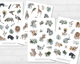 Könnte beinhalten: Drei Blätter mit Aufklebern, die Aquarell-Illustrationen verschiedener Tiere, Pflanzen und Blumen zeigen. Zu den Tieren gehören ein Löwe, ein Nashorn, eine Giraffe, ein Zebra, ein Elefant, ein Gepard und ein schwarzer Panther. Zu den Pflanzen gehören Palmblätter, Farne und Blumen. Die Aufkleber sind mit "Jellyfish Stickers" beschriftet und werden in liebevoller Handarbeit hergestellt.
