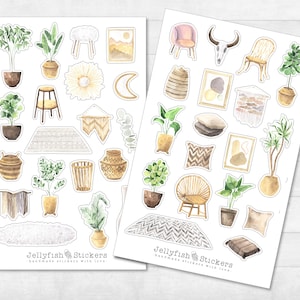 Puede incluir: Dos hojas de pegatinas con ilustraciones de artículos de decoración del hogar de estilo bohemio. Las pegatinas son blancas con una variedad de ilustraciones marrones, beige y verdes. Las ilustraciones incluyen plantas, sillas, almohadas, alfombras y otros artículos de decoración del hogar. El texto "Jellyfish Stickers" aparece en ambas hojas.