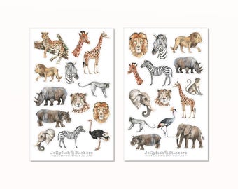 Könnte beinhalten: Ein Set mit 24 Aquarell-Safari-Tieraufklebern. Die Aufkleber zeigen eine Vielzahl von Tieren, darunter Löwen, Giraffen, Zebras, Elefanten, Nashörner, Flusspferde und vieles mehr. Die Aufkleber sind perfekt, um Ihren Projekten einen Hauch von Verspieltheit zu verleihen.