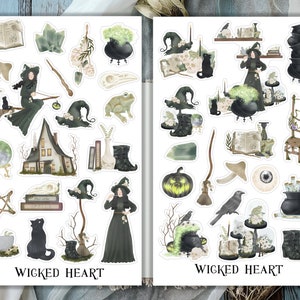 Könnte beinhalten: Ein Set mit 24 Hexen-Stickern mit Illustrationen einer Hexe, eines Kessels, eines Frosches, eines Hauses, einer Kristallkugel, eines Besens, eines Buches, eines Schädels, einer Zaubertrankflasche, einer Krähe, eines Stiefels, eines Kürbisses, eines Pilzes, eines Spinnennetzes, eines Sterns, einer Katze, einer Pflanze, eines Stuhls und eines Schädels. Die Sticker sind auf weißem Hintergrund und haben den Text "Wicked Heart" am unteren Rand.