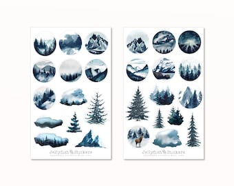 Könnte beinhalten: Zwei Stickerbögen mit Aquarellillustrationen von Bergen, Wäldern und Wolken in Blau- und Weißtönen. Die runden Aufkleber zeigen Bilder von Kiefern, Bergketten und einem Hirsch. Der Text "Jellyfish Stickers" befindet sich unten.