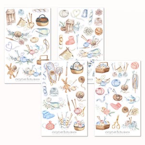 Può includere: Adesivi ad acquerello con varie illustrazioni a tema maglia e uncinetto. Gli adesivi includono gomitoli di lana, ferri da maglia, cestini, forbici e piccole figure di animali. La tavolozza dei colori è composta da tenui pastelli, tra cui blu, rosa e beige.
