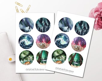 Könnte beinhalten: Satz mit neun Aquarell-Stickern mit verschiedenen Naturszenen mit einem sternenklaren Nachthimmel. Die Szenen umfassen eine Bergkette, einen Wald, eine Welle, eine Hütte und einen Campingplatz. Die Sticker sind auf weißem Papier gedruckt und haben eine matte Oberfläche.