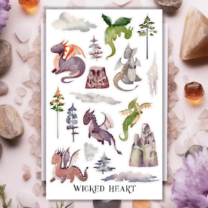 Könnte beinhalten: Eine Bogen mit Aufklebern mit Aquarell-Illustrationen von Drachen und Bäumen. Die Aufkleber sind auf weißem Hintergrund und haben den Text "WICKED HEART" am unteren Rand.