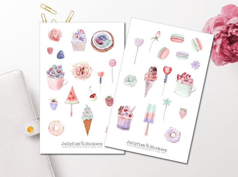 Puede incluir: Dos hojas de pegatinas con una variedad de dulces, incluyendo conos de helado, cupcakes, donuts, macarons y sand&iacute;a. Las pegatinas son de estilo acuarela con colores pastel y son perfectas para agregar un toque de fantas&iacute;a a los planificadores, diarios y otros proyectos de manualidades. El texto "Jellyfish Stickers" aparece en ambas hojas.
