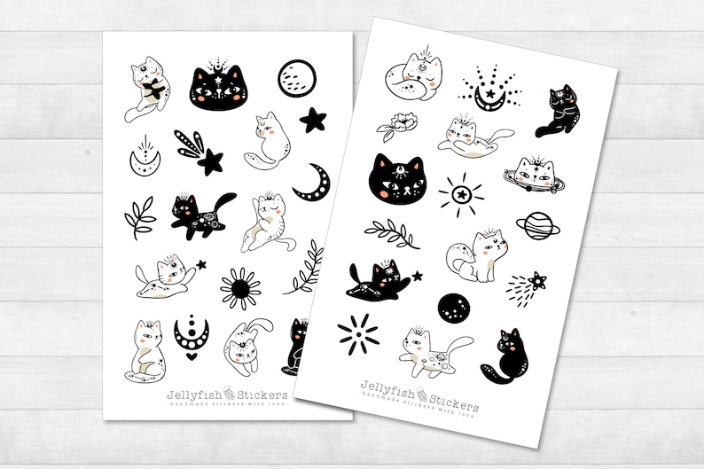 Puede incluir: Dos hojas de pegatinas con ilustraciones en blanco y negro de gatos con dise&ntilde;os celestiales y m&iacute;sticos. Las pegatinas dicen "Jellyfish Stickers" y "Handmade stickers with love".