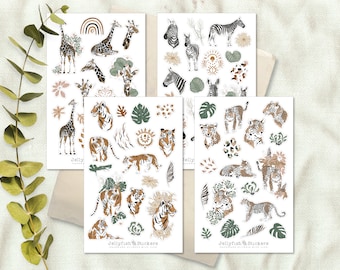 Könnte beinhalten: Vier Blätter mit Aufklebern, die verschiedene Dschungeltiere zeigen, darunter Giraffen, Zebras, Tiger und Leoparden. Die Aufkleber sind auf weißem Hintergrund und haben einen Aquarell-ähnlichen Stil. Der Text "Jellyfish Stickers" erscheint auf zwei der Blätter.