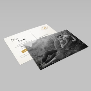 以下が含まれることがあります： クリーム色の結婚式の招待状。白黒写真のカップルが写っています。招待状には「Lina et Paul」の名前と「20 mai」の日付が黒い文字で記載されています。招待状には金のシールが付いています。