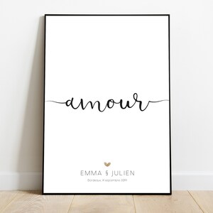 以下が含まれることがあります： 黒い文字で「amour」と書いた白い印刷可能なポスター。テキストの下には、金色のハートマークと「Emma & Julien」という名前、そして「Bordeaux, 14 septembre 2019」という日付が書かれています。