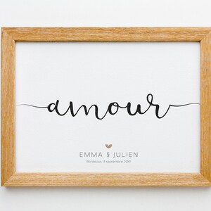 以下が含まれることがあります： 「amour」という単語が筆記体で書かれた額装されたプリント。プリントには「Emma & Julien」という名前と「Bordeaux, 14 septembre 2019」という日付も含まれています。