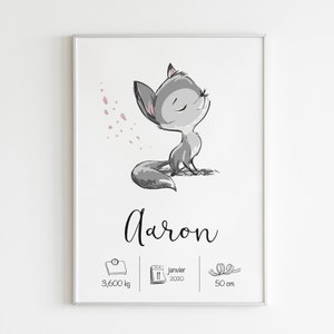 Könnte beinhalten: Eine Illustration eines grauen und weißen Fuchses mit rosa Pfotenabdrücken im Hintergrund. Der Name "Aaron" ist in schwarzer Kursivschrift geschrieben. Das Bild enthält außerdem eine Waage, einen Kalender und ein Maßband mit dem Text "3.600 kg", "Januar 2020" und "50 cm".