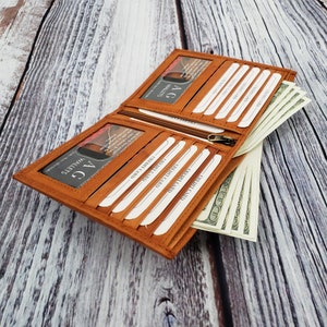 Cartera plegable de cuero estilo hipster AG Wallets para hombre, con protección RFID, dos ventanas para identificación, SlimFold delgado, insertos extraíbles, billetera grande, personalizada.
