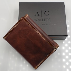 Cartera AG personalizada para hombre, hecha a mano, de cuero desgastado vintage, minimalista, de tres pliegues, tarjetero delgado de cuero auténtico.
