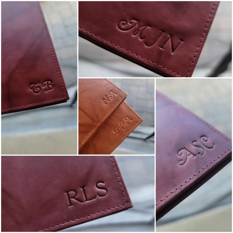 Peut inclure: Gros plan sur cinq carnets en cuir diff&eacute;rents avec des monogrammes personnalis&eacute;s. Les carnets sont dans des tons de brun et de bordeaux. Les monogrammes sont en relief dans une police cursive.