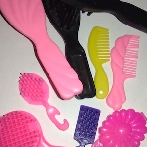 Vintage Barbie Hair Accessories Brushes, Combs, and Flower  display picture 3