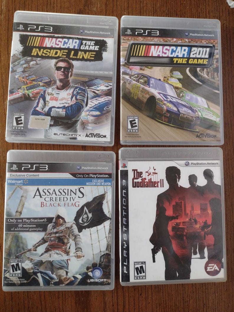 K&ouml;nnte beinhalten: Vier Videospiel-H&uuml;llen f&uuml;r die Playstation 3 Konsole. Die Spiele sind NASCAR The Game Inside Line, NASCAR 2011 The Game, Assassin's Creed IV Black Flag und The Godfather II.