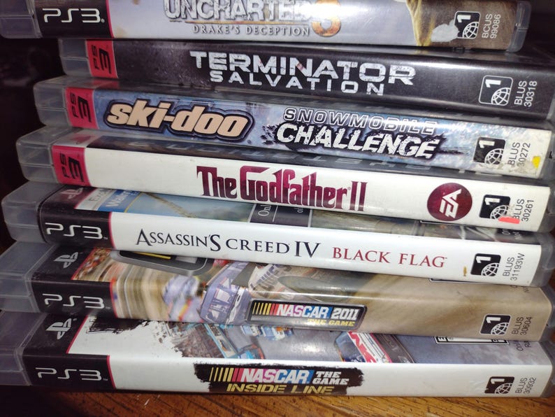 K&ouml;nnte beinhalten: Ein Stapel von zehn PlayStation 3-Videospielh&uuml;llen. Die Spiele beinhalten Uncharted: Drakes Deception, Terminator Salvation, Ski-Doo Snowmobile Challenge, The Godfather II, Assassin's Creed IV: Black Flag, NASCAR 2011 und NASCAR The Game: Inside Line.