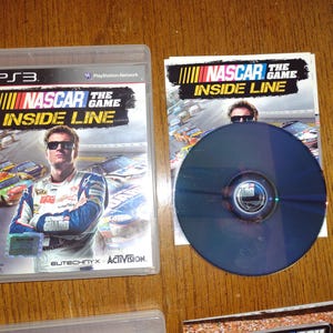 K&ouml;nnte beinhalten: Ein Videospiel-Etui f&uuml;r die Playstation 3, mit einem Rennspiel namens NASCAR The Game: Inside Line. Das Etui ist blau und schwarz mit einem Bild eines Rennfahrers auf der Vorderseite. Das Spiel ist f&uuml;r alle Altersgruppen freigegeben.