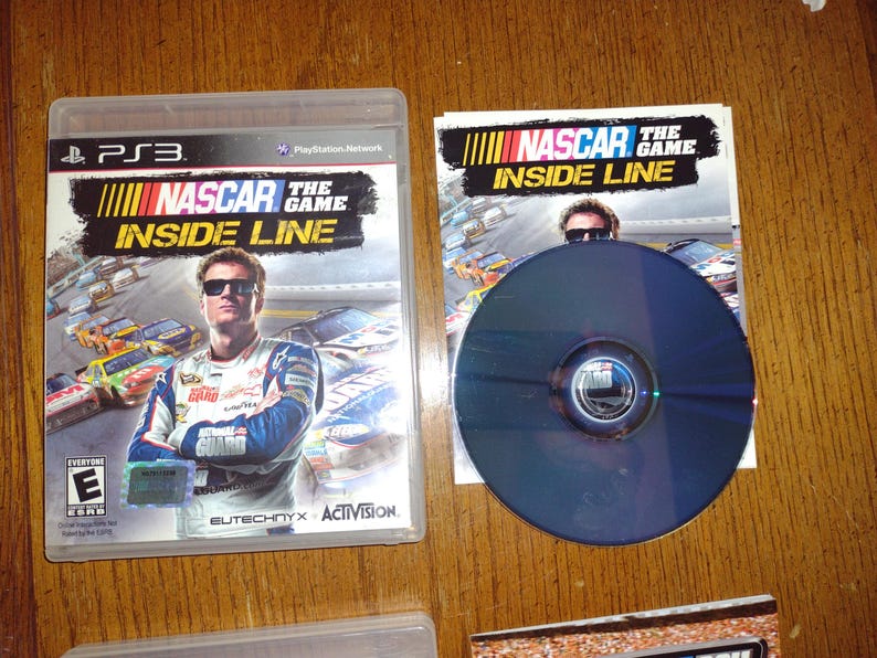K&ouml;nnte beinhalten: Ein Videospiel-Etui f&uuml;r die Playstation 3, mit einem Rennspiel namens NASCAR The Game: Inside Line. Das Etui ist blau und schwarz mit einem Bild eines Rennfahrers auf der Vorderseite. Das Spiel ist f&uuml;r alle Altersgruppen freigegeben.
