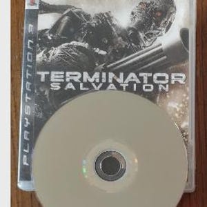 K&ouml;nnte beinhalten: Eine PlayStation 3-Spieledisk f&uuml;r Terminator Salvation. Die Disc ist silberfarben und hat einen schwarzen Mittelpunkt. Das Spielgeh&auml;use ist schwarz und zeigt ein Foto eines Terminator-Charakters.