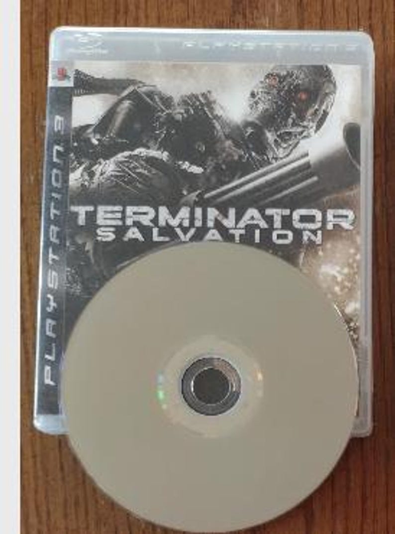K&ouml;nnte beinhalten: Eine PlayStation 3-Spieledisk f&uuml;r Terminator Salvation. Die Disc ist silberfarben und hat einen schwarzen Mittelpunkt. Das Spielgeh&auml;use ist schwarz und zeigt ein Foto eines Terminator-Charakters.