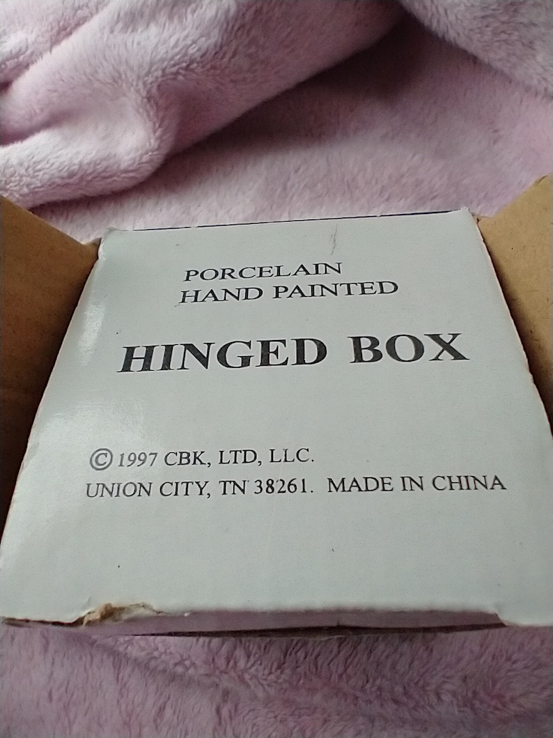 Vintage Tiny Hat Hinged Lock Box