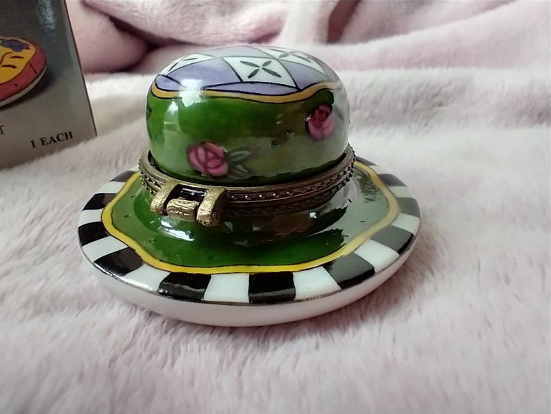 Vintage Tiny Hat Hinged Lock Box