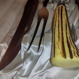 Pode incluir: Um conjunto de três facas de cozinha vintage com cabos listrados em branco e marrom. As facas estão em uma caixa de veludo branco.