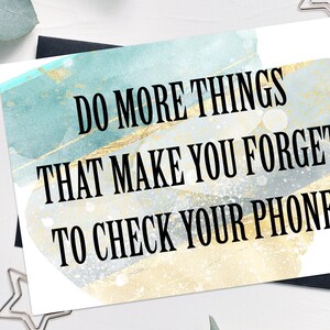 Postkarte "Do more things that make you forget to check your phone" Spruch Karte, Grußkarte für Handysüchtige
