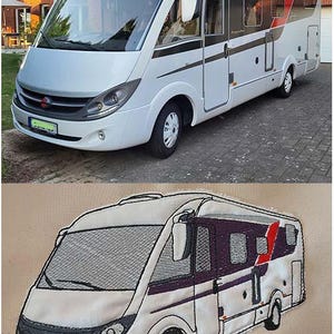 Pu&ograve; includere: Un camper bianco con grafiche laterali grigio scuro e rosse, dotato di un ampio parabrezza anteriore, specchietti laterali e ruote. Sotto, una toppa in tessuto ricamato replica il design del camper con cuciture dettagliate.