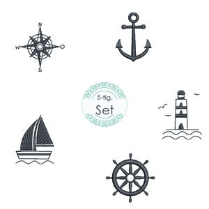Könnte beinhalten: Ein Set mit fünf Stickmotiven zum Thema Nautik. Die Motive umfassen einen Kompass, einen Anker, ein Segelboot, einen Leuchtturm und ein Schiffssteuerrad. Die Motive sind alle in Schwarzweiß gehalten und eignen sich perfekt, um jedem Projekt eine maritime Note zu verleihen.