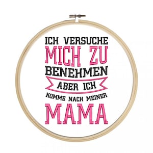 Peut inclure: Art de broderie sur un cercle avec le texte "Ich versuche mich zu benehmen aber ich komme nach meiner Mama" en lettres noires et roses.