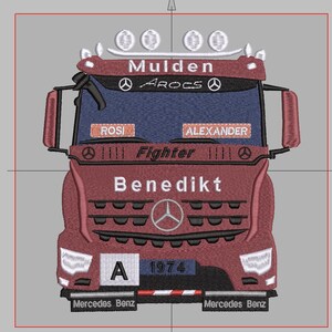 Pu&ograve; includere: Una toppa ricamata raffigurante la parte anteriore di un camion Mercedes-Benz Arocs rosso. Il design presenta le scritte Mulden, Arocs, Rosi, Alexander, Fighter, Benedikt, 1974 e Mercedes Benz. Include una targa bianca con la lettera A e quattro luci.