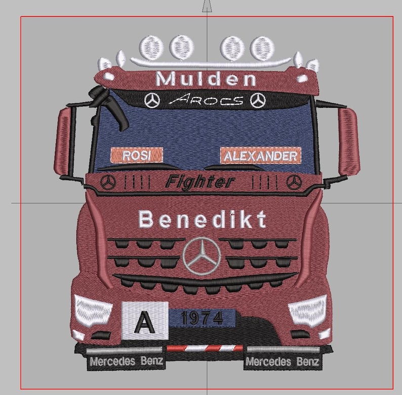 Pu&ograve; includere: Una toppa ricamata raffigurante la parte anteriore di un camion Mercedes-Benz Arocs rosso. Il design presenta le scritte Mulden, Arocs, Rosi, Alexander, Fighter, Benedikt, 1974 e Mercedes Benz. Include una targa bianca con la lettera A e quattro luci.