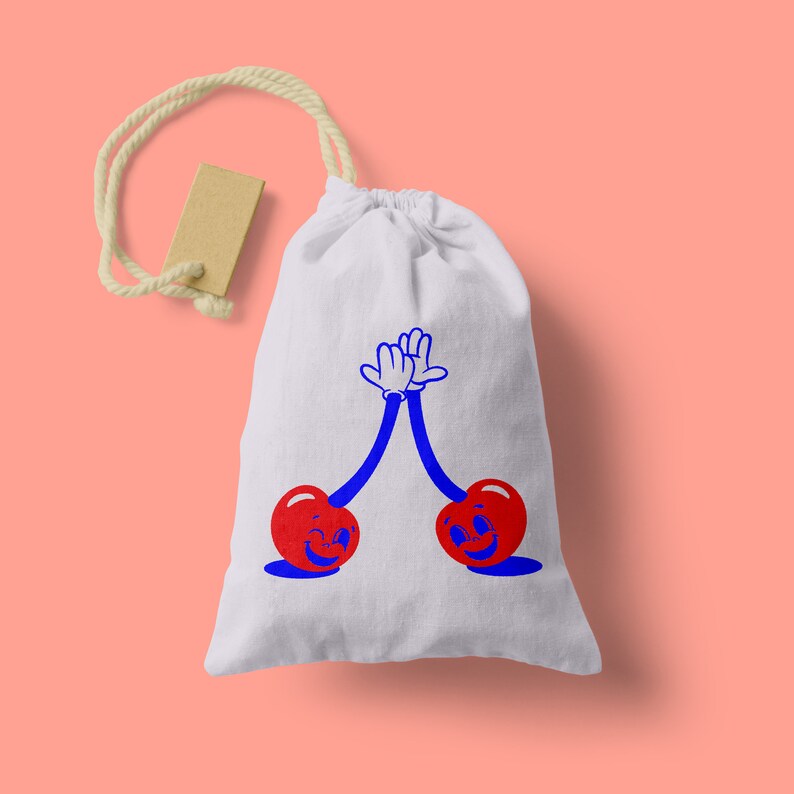 Peut inclure: Un sac en toile blanc avec un motif de cerises rouges et bleues. Les cerises ont des visages souriants et se donnent une tape dans la main.