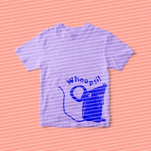 Pu&ograve; includere: Una maglietta a righe viola con un topo di cartone animato blu e la scritta "Whoops!" stampata sul davanti.