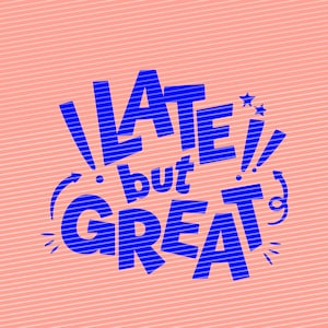 以下が含まれることがあります： 水平線模様が施された青い文字「LATE but GREAT」のグラフィックデザイン。小さな青い星、曲線を描く矢印、装飾的なドットが含まれており、背景は細い白い斜線が入ったライトピンク色です。