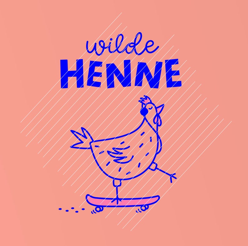以下が含まれることがあります： 「wilde HENNE」というテキストの上に、スケートボードに乗った鶏の青いイラスト。背景は薄いピンク色で、白い斜めの線が引かれている。