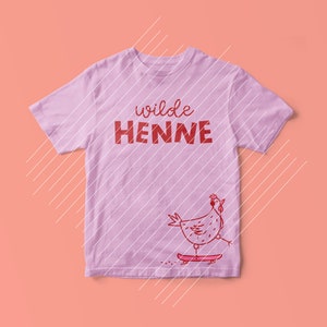 以下が含まれることがあります： 薄い紫色のTシャツに、赤い文字で「wilde HENNE」と書かれています。Tシャツの下部には、赤い漫画の鶏がスケートボードに乗っています。