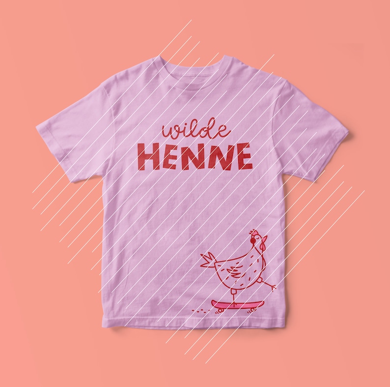 以下が含まれることがあります： 薄い紫色のTシャツに、赤い文字で「wilde HENNE」と書かれています。Tシャツの下部には、赤い漫画の鶏がスケートボードに乗っています。