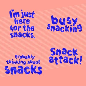以下が含まれることがあります： 「I'm just here for the snacks」、「busy snacking」、「Probably thinking about snacks」、および「Snack attack!」と書かれた青い文字が配置された、桃色の背景。