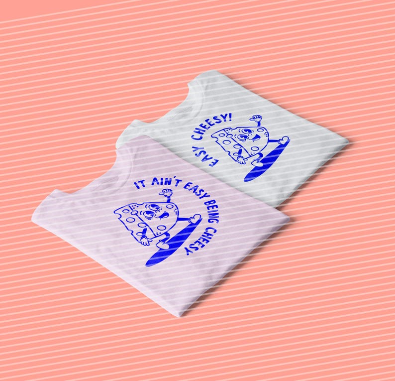 Op de afbeelding: Twee witte T-shirts met een blauwe kaas afbeelding en tekst die "It ain't easy being cheesy" en "Easy cheesy!" zegt