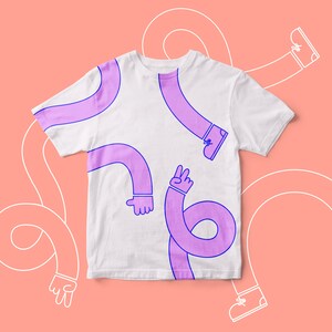 Könnte beinhalten: Weißes T-Shirt mit einem lila und blauen Design aus Armen und Beinen. Das Design ist abstrakt und zeigt verschiedene Posen.