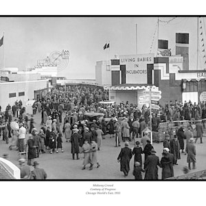 Puede incluir: Una fotografía en blanco y negro de una gran multitud de personas reunidas frente a un edificio con el letrero "Living Babies in Incubators". La foto fue tomada en el Century of Progress, la Feria Mundial de Chicago, en 1933.