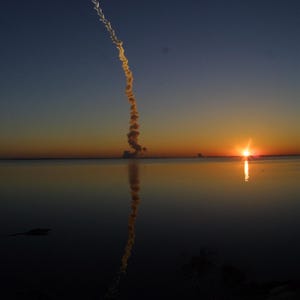 Płótno naciągnięte na ramę, Space Shuttle DIscovery, STS102, fototapeta ścienna z bcpix.com