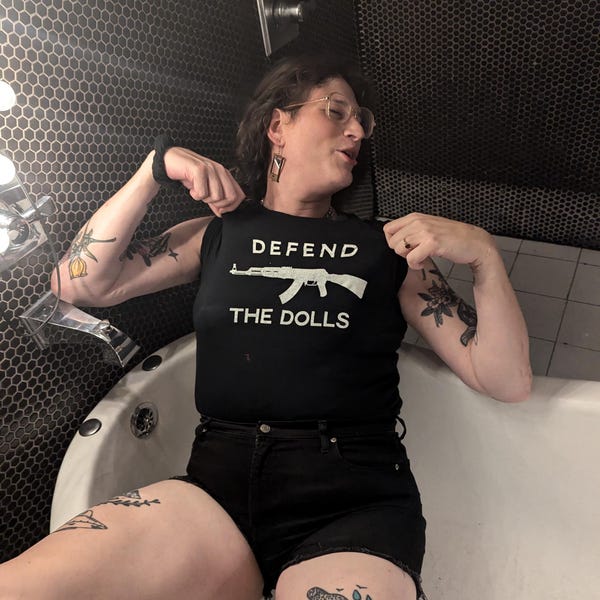 Camiseta DEFEND THE DOLLS