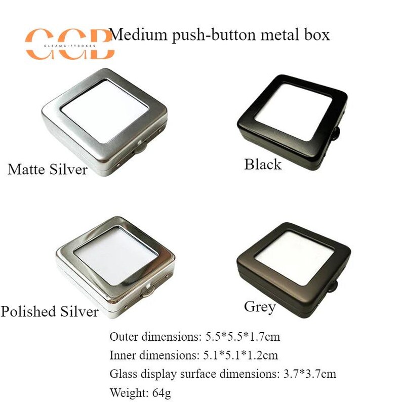 K&ouml;nnte beinhalten: Vier mittelgro&szlig;e Metallboxen mit Druckknopf in mattem Silber, Schwarz, poliertem Silber und Grau. Jede Box hat eine transparente Glas-Displayoberfl&auml;che. Au&szlig;enma&szlig;e: 5,5 x 5,5 x 1,7 cm. Gewicht: 64 g.