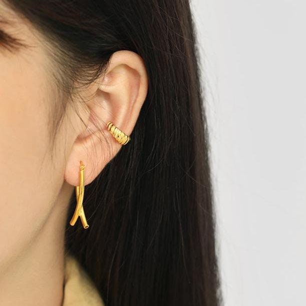 Sieraden Oorbellen Manchet- & wrapoorbellen Wide Unique Shiny Ear Cuff Gold Patterned Ear Cuff 18k Gold Plated Helix Ear Cuff Minimalist Cartilage Ear Wrapping 