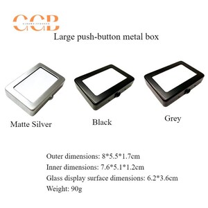 K&ouml;nnte beinhalten: Drei Metall-Ausstellungsboxen mit Druckknopfverschl&uuml;ssen in mattem Silber, Schwarz und Grau. Au&szlig;enma&szlig;e: 8cm x 5.5cm x 1.7cm. Innenma&szlig;e: 7.6cm x 5.1cm x 1.2cm. Glas-Ausstellungsfl&auml;che: 6.2cm x 3.6cm. Gewicht: 90g.