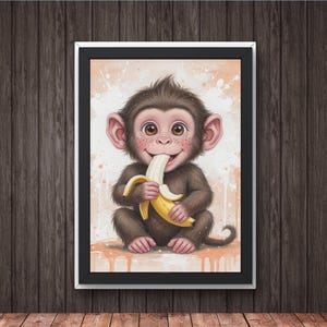 Peut inclure: Impression encadrée d'un singe de dessin animé avec une fourrure brune, de grandes oreilles et des taches de rousseur. Le singe mange une banane jaune. Le fond présente un motif éclaboussé pêche et blanc.